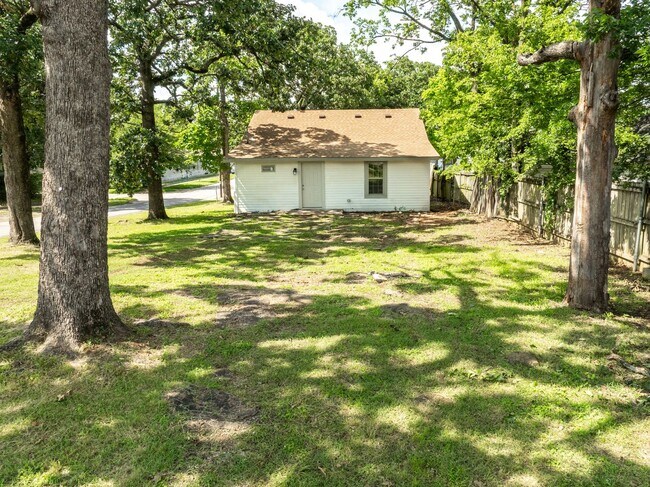 Building Photo - Freshly Updated 3 Bedroom House