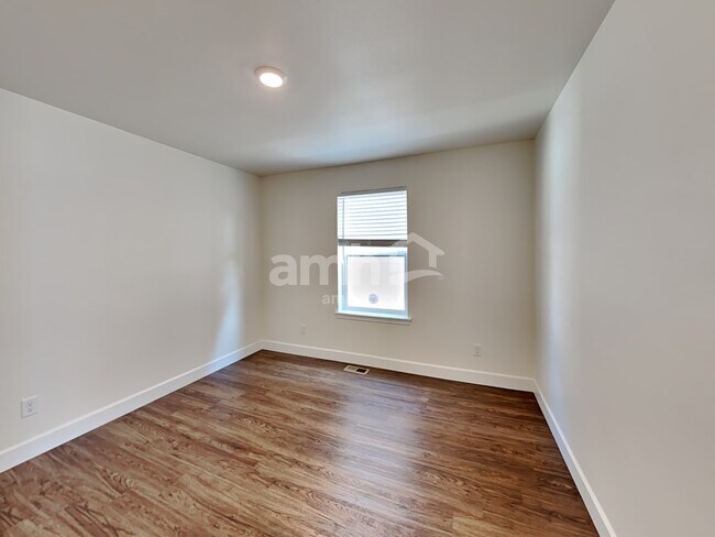 Building Photo - 10611 137th St E