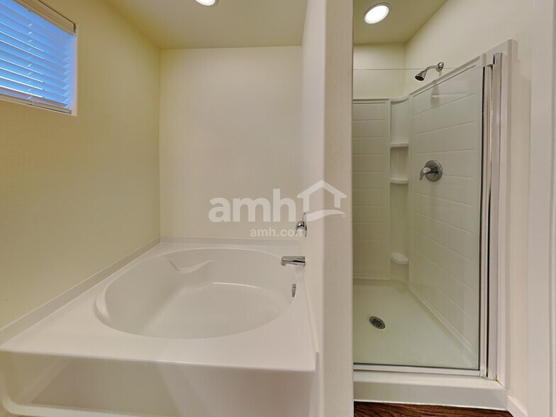 Building Photo - 2183 NW Woodland Dr