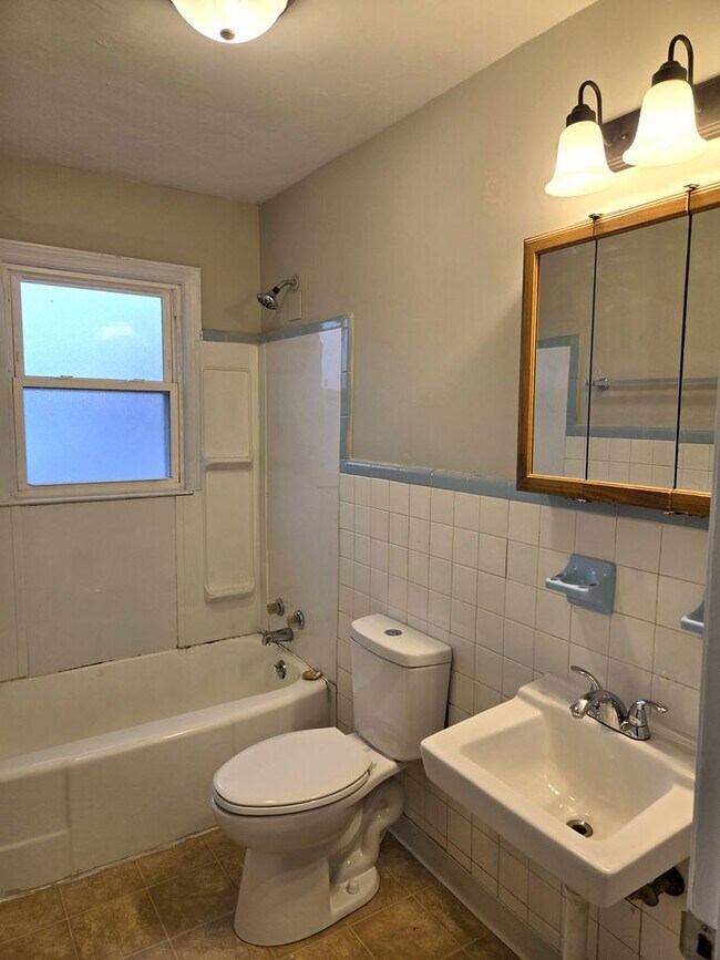 Building Photo - 401 Springhill Dr