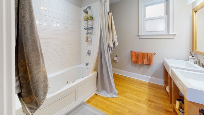 Building Photo - 735 E 3rd St