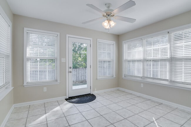 Building Photo - 2044 Lillian Dr