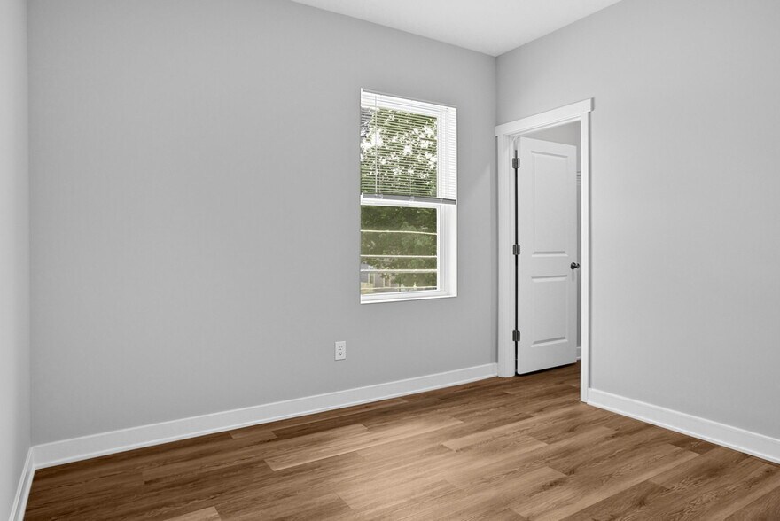 Building Photo - 3955 Rookwood Ave