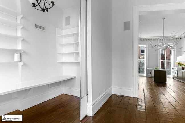 Building Photo - 471 Henry St