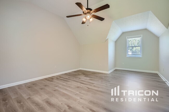 Building Photo - 713 Forestglen Dr