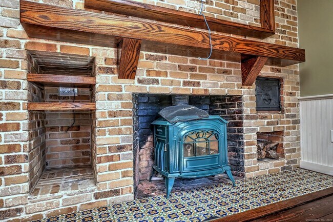 Building Photo - 1591 Huntington Turnpike