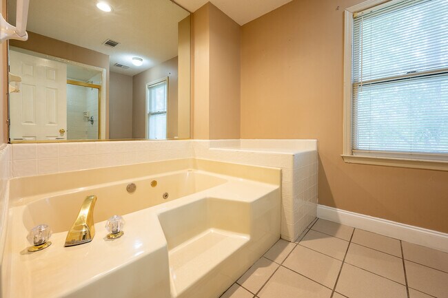 Building Photo - 4135 Knollcrest Cir N
