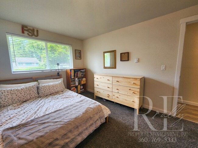 Building Photo - Rambler with Fantastic Covered Deck & Community Pool