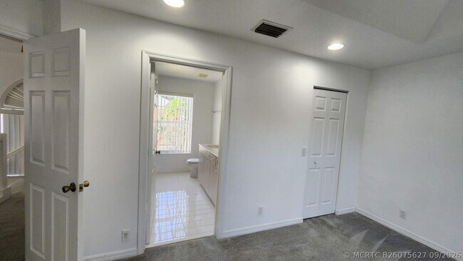 Building Photo - 271 Live Oak Ln