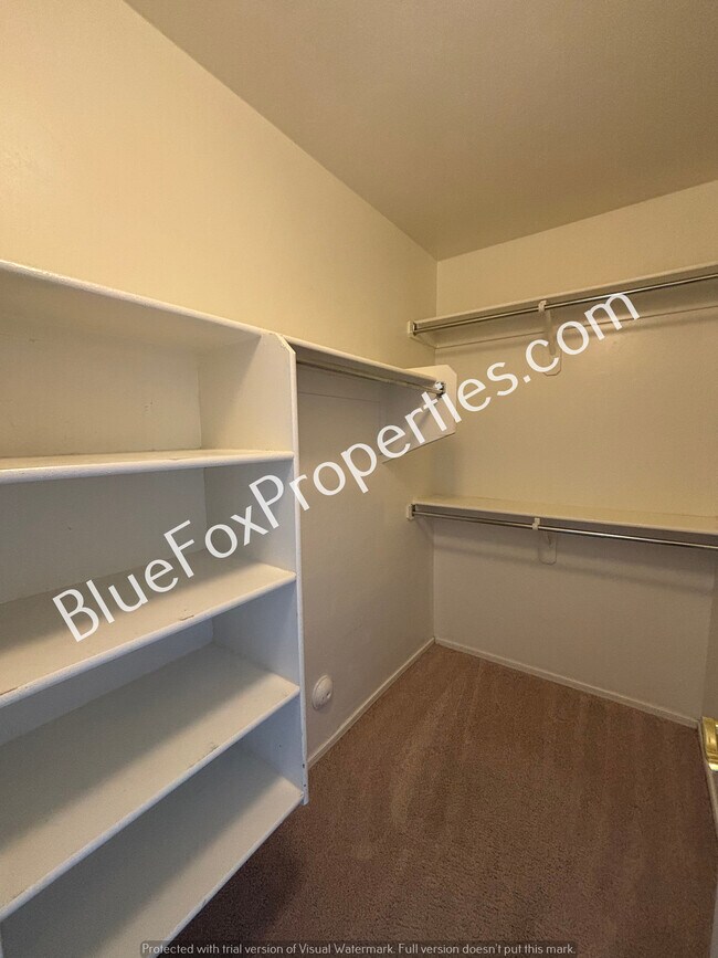 Building Photo - 7135 S Oakbank Dr