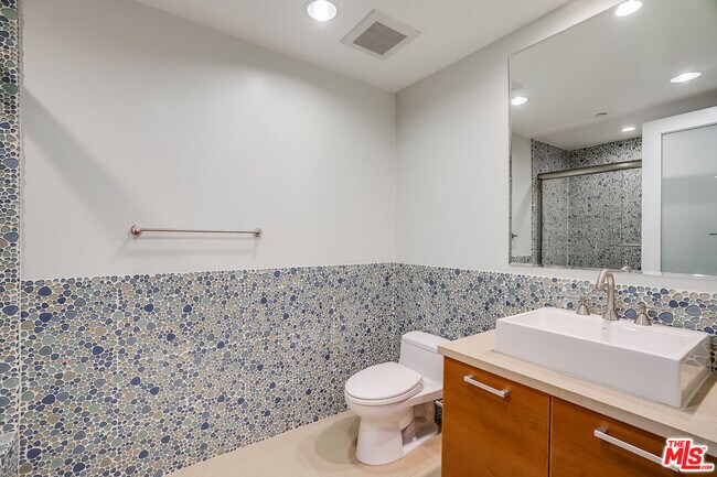 Building Photo - 1517 S Bentley Ave