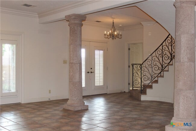 Building Photo - 6001 Country Club Dr