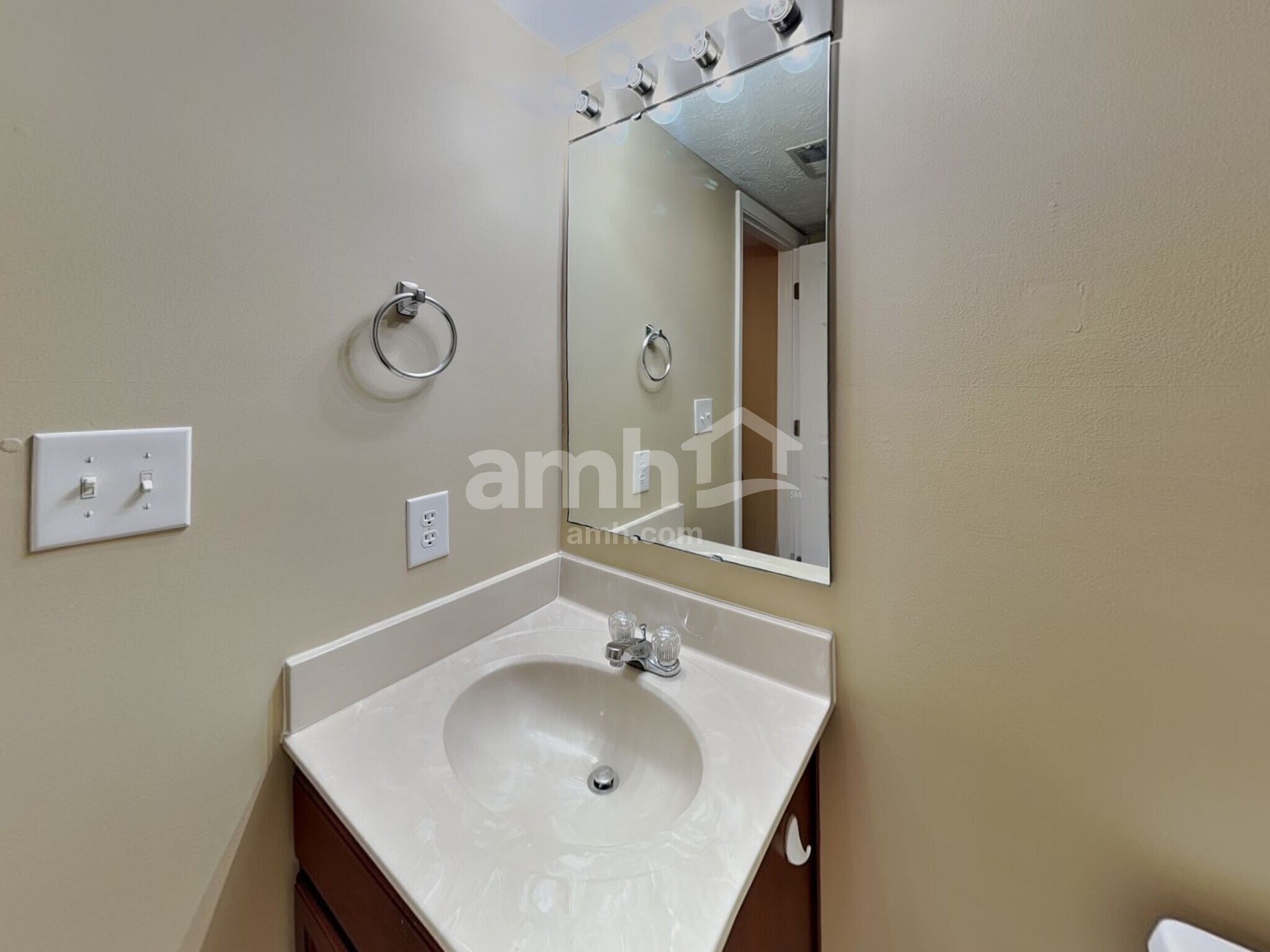 Building Photo - 942 Sheets Ct