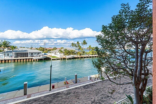 Building Photo - 2650 Lake Shore Dr