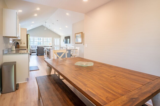 Building Photo - PERFECT OFF-SEASON BEACH GETAWAY