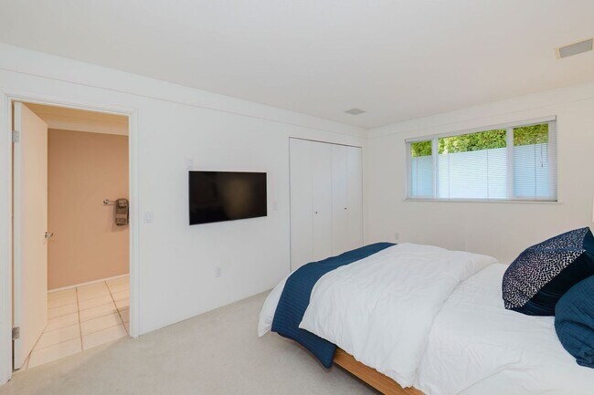 Building Photo - Furnished Bainbridge Island Waterfront Home with Incredible Views