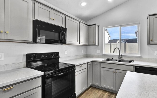 Building Photo - Welcome to this stunning 4-bedroom, 2-bathroom home located in the vibrant community of Caldwell,...