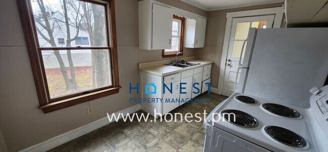 Building Photo - 4 Pierce St