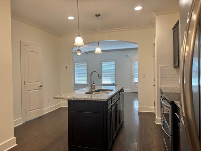 Building Photo - Beautiful 3BR Townhome in Franklin