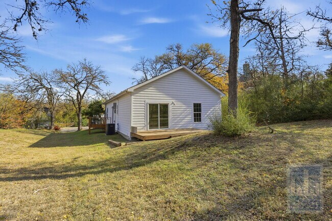 Building Photo - 1116 Lott Ave