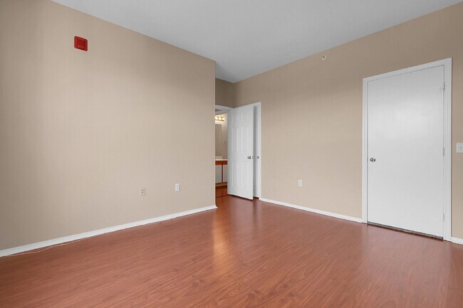 Building Photo - $2,045.00, 2 bed, 1 .5 bath located in Aur...