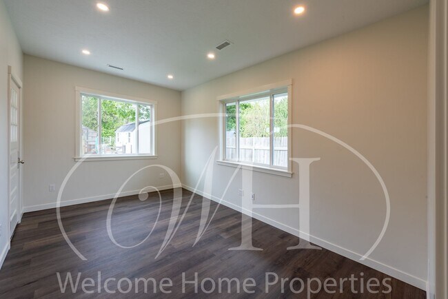 Building Photo - Country Living in Gorgeous 2 Bedroom Home Near Town