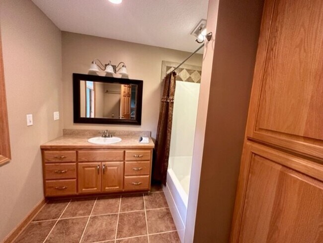 Building Photo - 6 bedroom, 4.5 bath Whitefish chain, 12 mo...