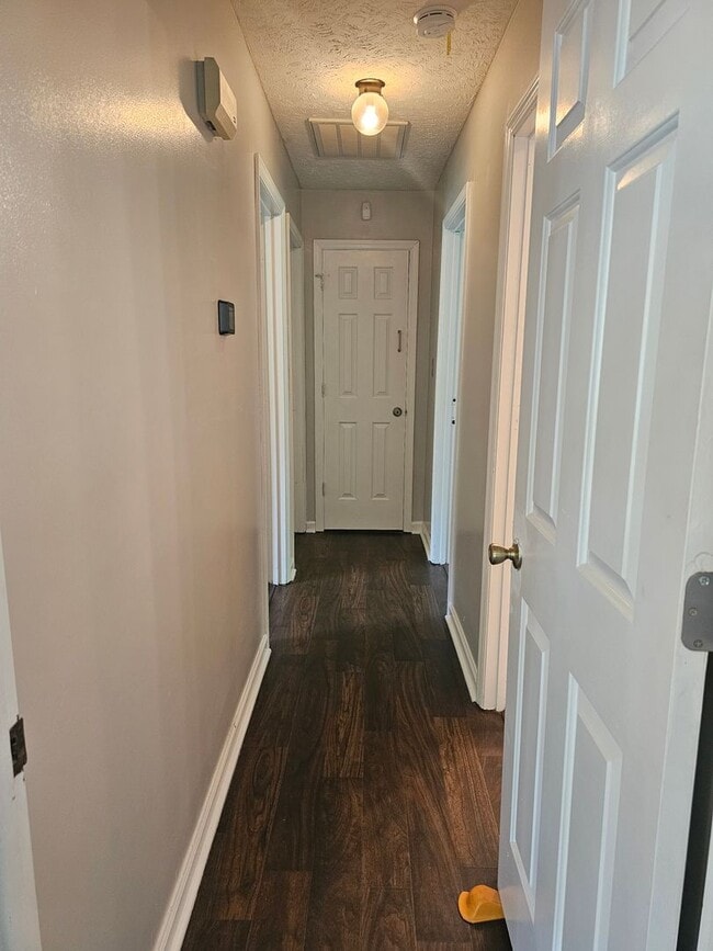 Building Photo - 3 Bed, 2 Bath with Screened in Porch