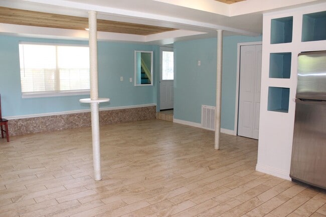 Building Photo - Beautiful 3 bedroom Lakefront Home