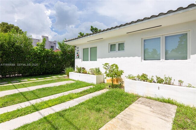 Building Photo - 523 NE 68th St