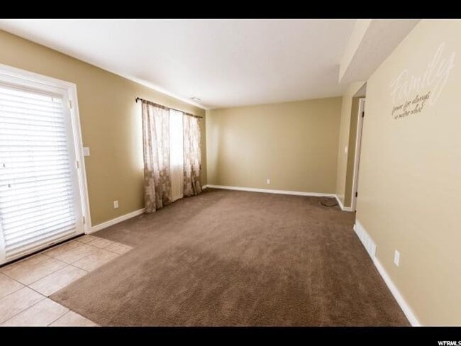 Building Photo - 3 Bedroom 1.5 Bath Magna Condo. Pets Welcome