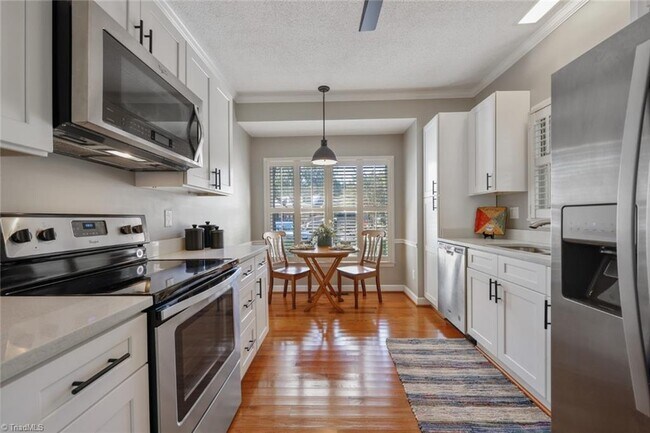 Building Photo - 1822 Oakcrest Ct