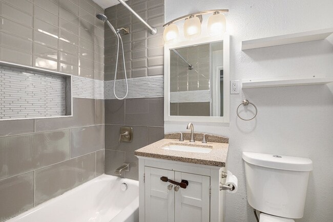 Building Photo - 4 Bedroom 3 Bathroom House-Available NOW!