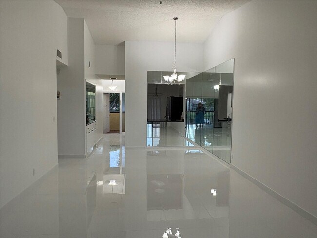 Building Photo - 2035 SW 15th St