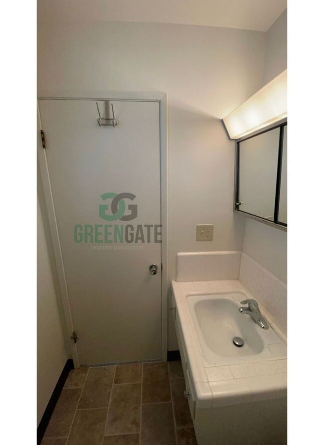 Building Photo - 925 Charleston Ave