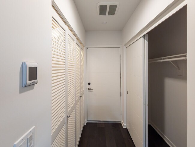 Building Photo - Luxury Townhome Centrally Located in Silver Lake!