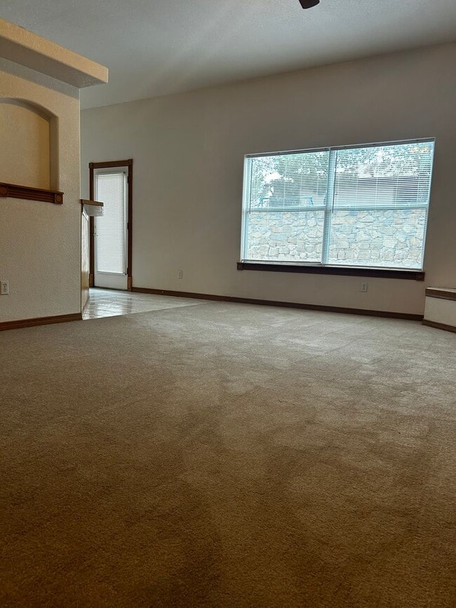 Building Photo - ***COMING SOON*** ^^^Accepting Applications 2/16/26^^^ Spacious 3 Bedroom 2 Bathroom house.