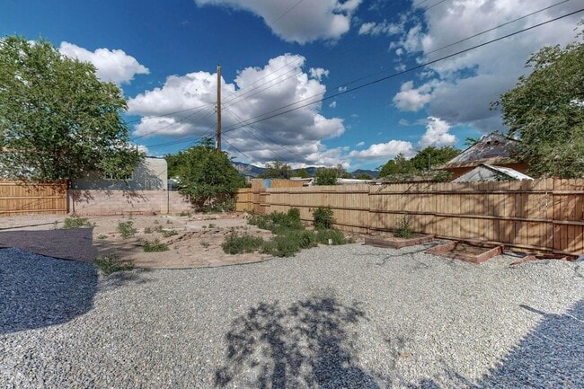 Building Photo - NE 3 bedroom 1 bath 1348/sf