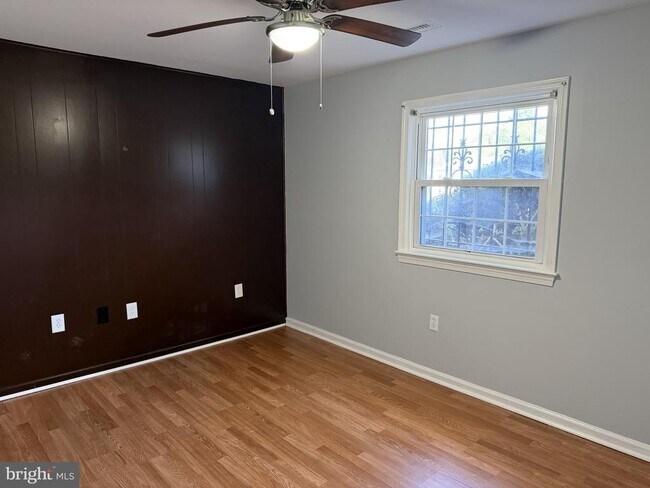 Building Photo - 13100 Cabinwood Dr