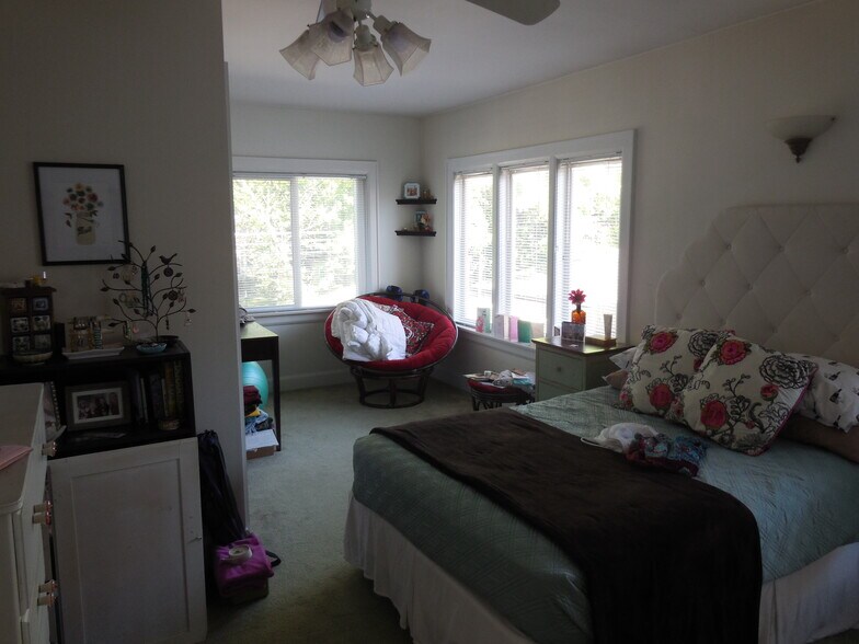 back bedroom - 1585 Lincoln Rd