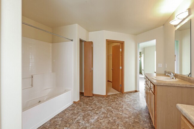 Building Photo - 6907 Desperado Dr SE