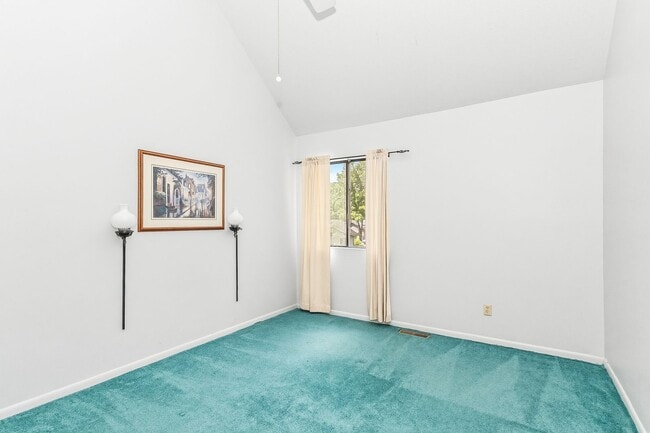 Building Photo - Open Concept Condo! 2 Bedrooms & 2.5 Baths!