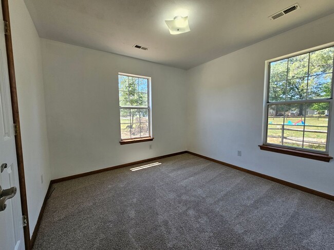 Building Photo - Deep Creek