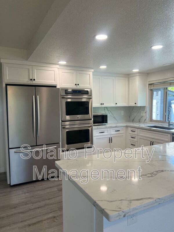 Building Photo - 142 Hillview Dr