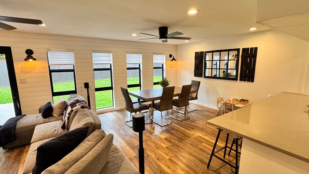 Dining/Family room - 9970 SW 13th Ter