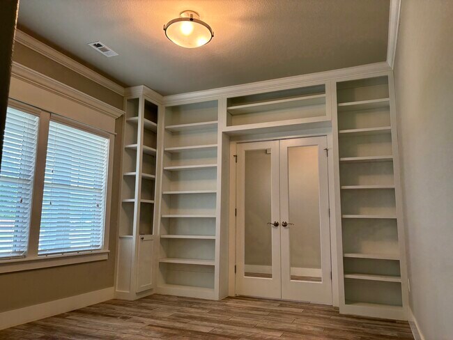 Building Photo - 5802 W Redbud St