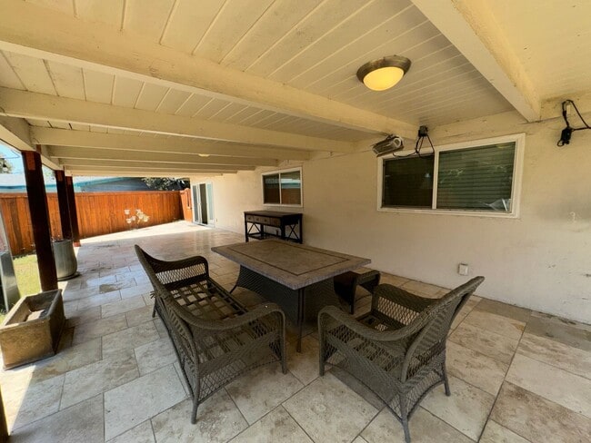 Building Photo - Beautifully Updated 3 Bedroom, 2 bath Rola...