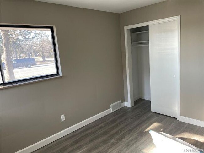 Building Photo - 30076 Orchard Lake Rd