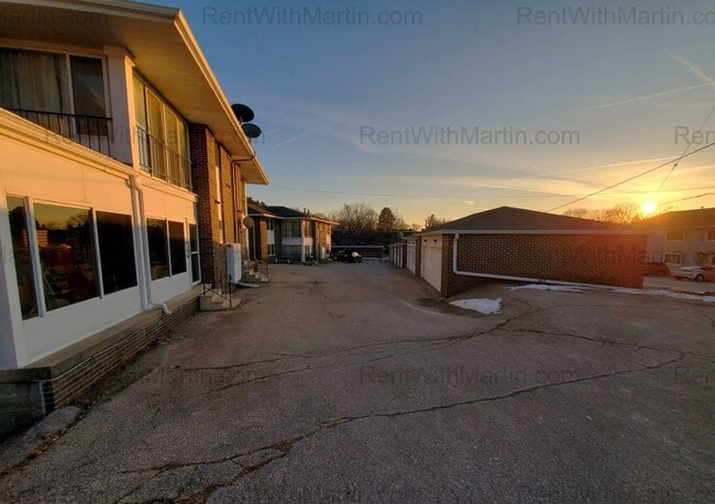 Building Photo - 780 Russell Rd