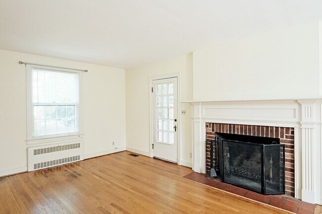 Building Photo - Scottsville Charm! Move-In Ready Home Near Library, Brewery & James River